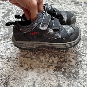 KEEN Kids' Black and Gray Camouflage Sneakers
